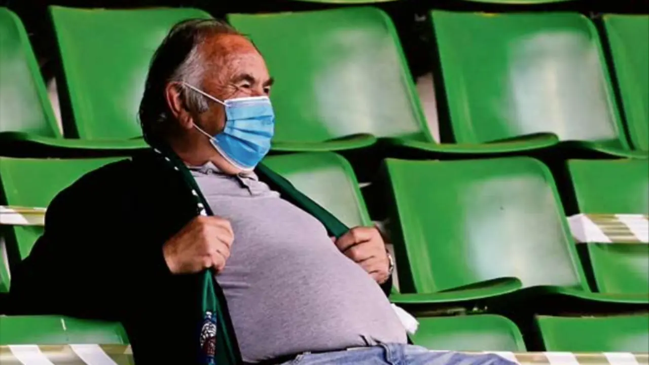 Un aficionado del Racing, rodeado de butacas vac&iacute;as en Los Campos de Sport. / Hardy