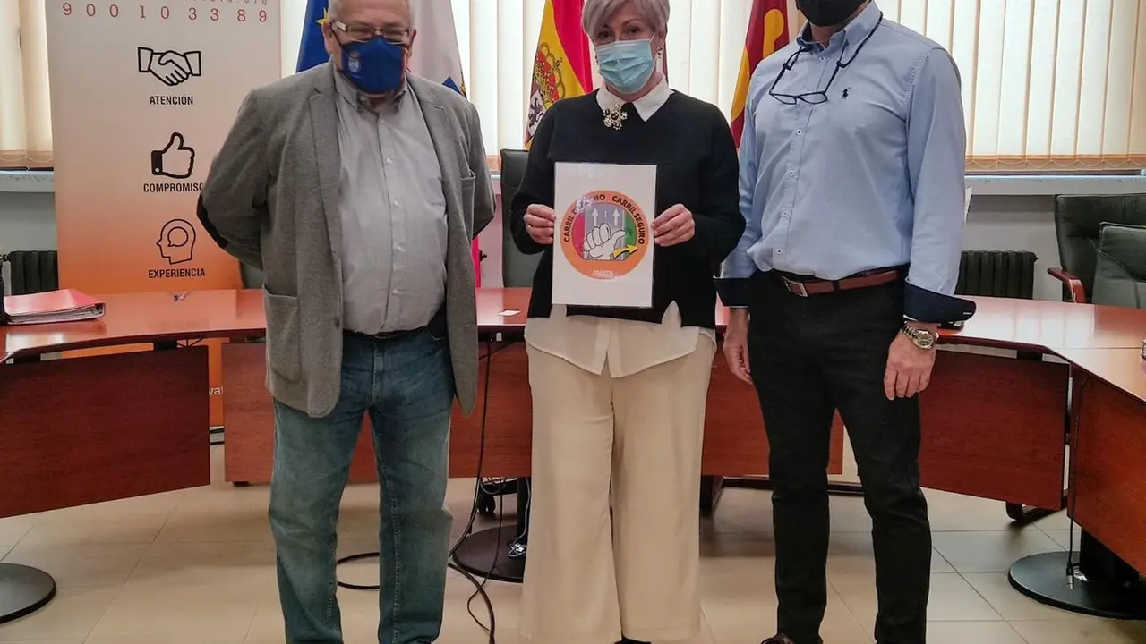 La alcaldesa, Rosa D&iacute;az, en la firma del convenio con la Fundaci&oacute;n AVATA