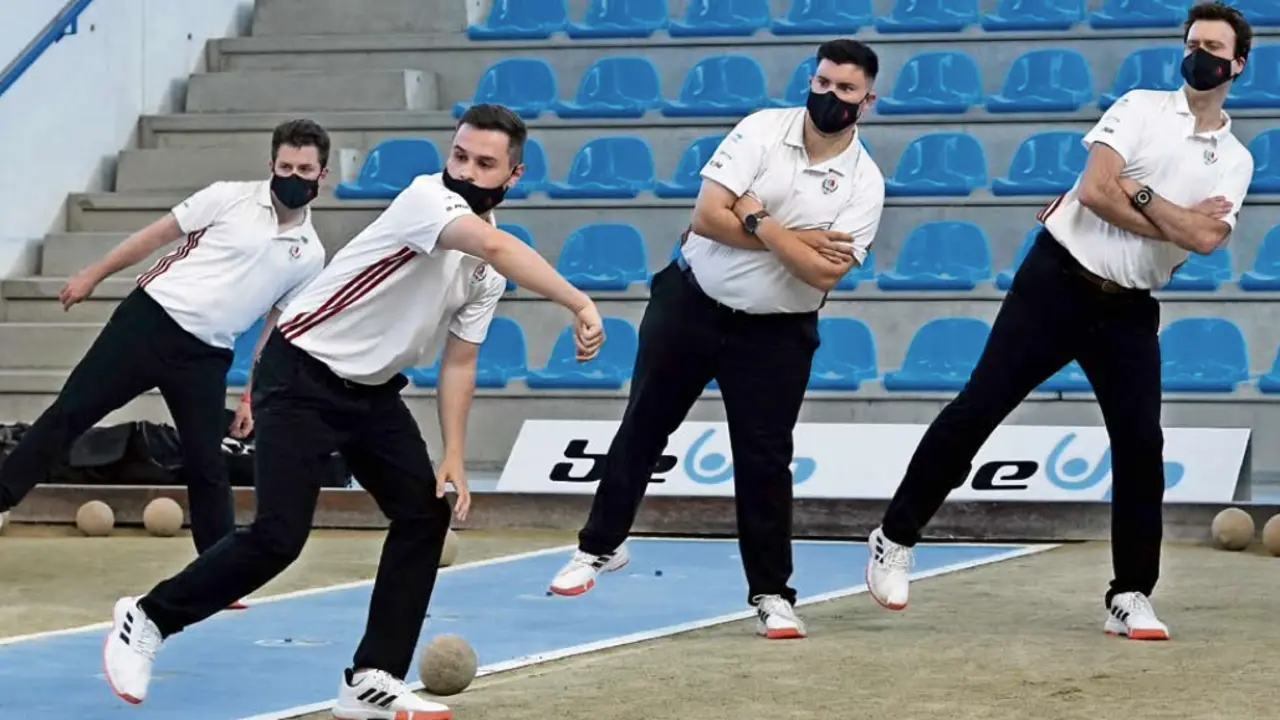 Los jugadores de la Pe&ntilde;a Club Bansander &lsquo;bailando&rsquo; en el tiro de la bolera de Cueto, ayer durante el partido de Copa frente a San Jorge. / Hardy