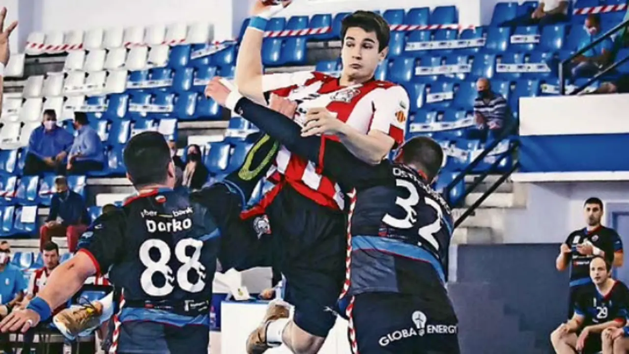 El central &Oacute;scar Garc&iacute;a tambi&eacute;n jugar&aacute; en el Sinf&iacute;n la pr&oacute;xima temporada. / diego g&oacute;mez