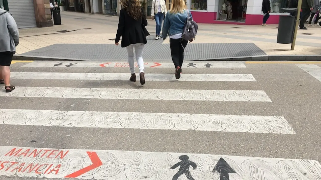 Varios viandantes por el centro de Torrelavega. / S. D&Iacute;AZ