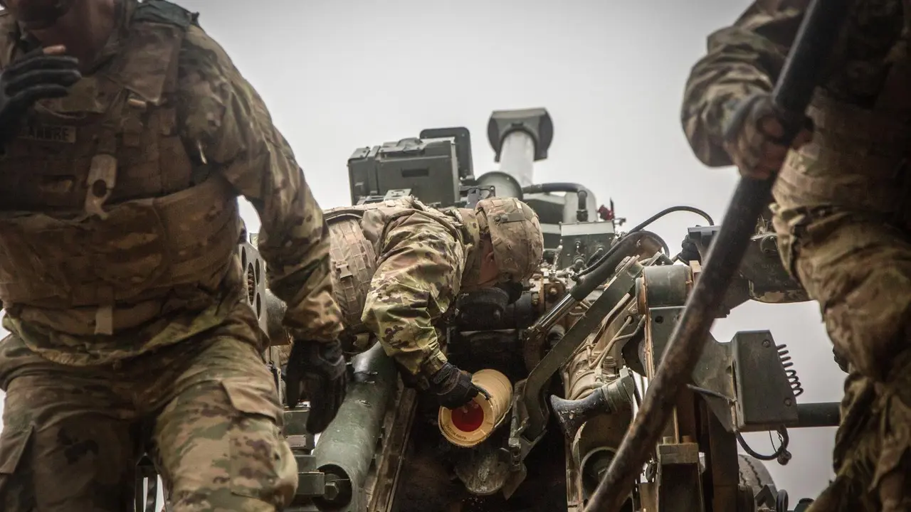 Archivo - Un soldado de EEUU en la base militar de Al Qaim, situada en Irak, cerca de la frontera con Siria, durante las operaciones contra Estado Isl&aacute;mico en Baghuz