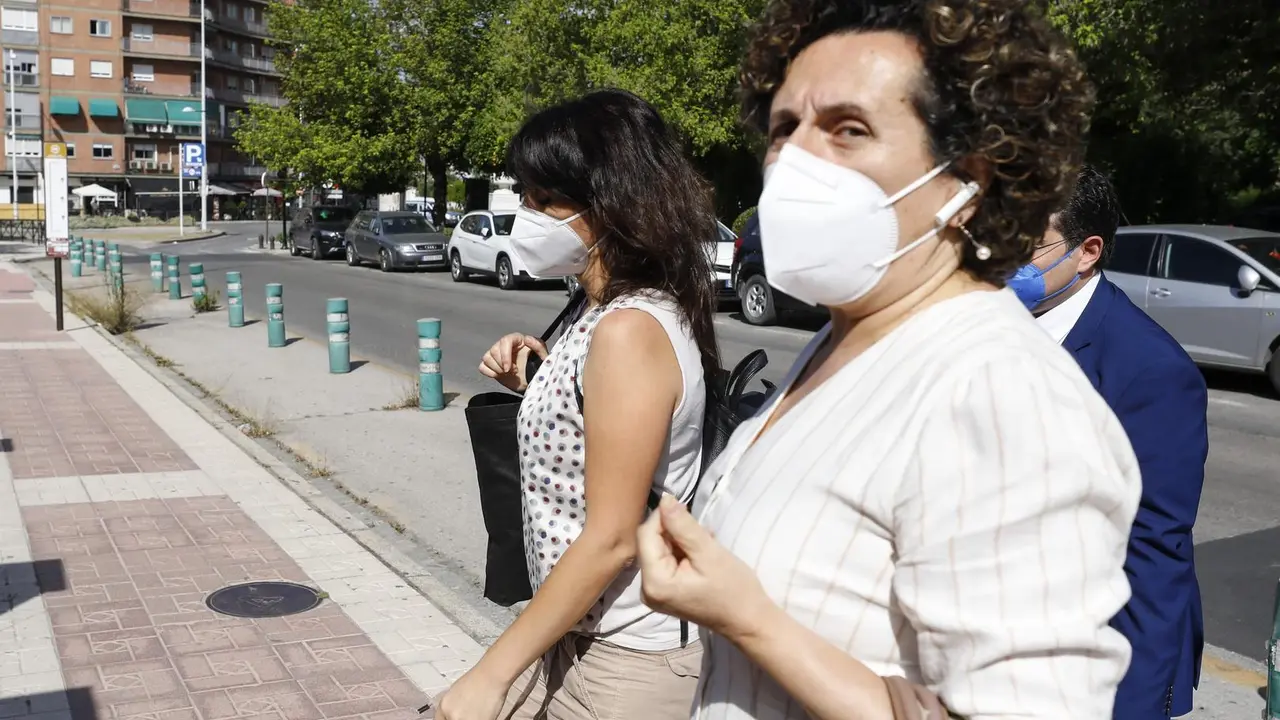 Juana Rivas acude al Centro de Inserci&oacute;n Social Matilde Cantos en Granada capital acompa&ntilde;ada de sus abogados para entregarse voluntariamente en prisi&oacute;n.