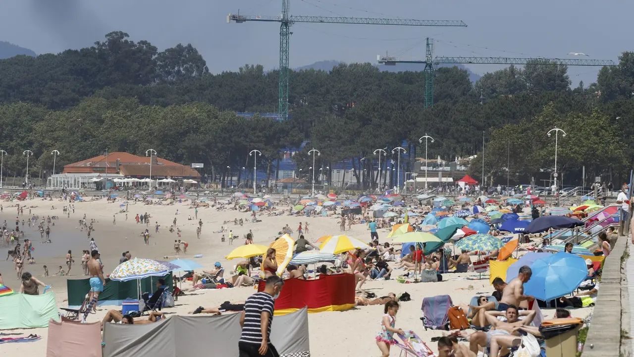 Varias personas se ba&ntilde;an y toman el sol en la playa de Samil, en Vigo, Pontevedra, Galicia (Espa&ntilde;a). Galicia vive un fin de semana con temperaturas de verano y las m&aacute;ximas superar&aacute;n este domingo los 25 grados en gran parte de la Comunidad. 