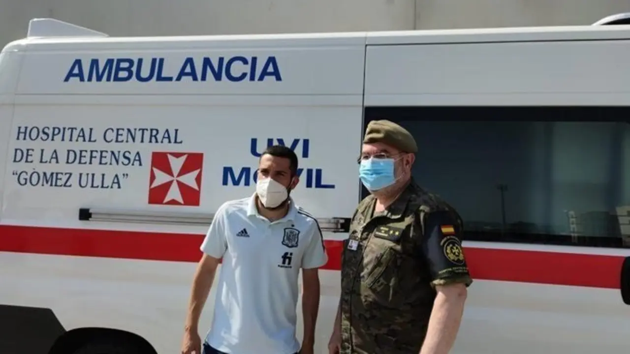 El futbolista Jordi Alba junto a un sanitario militar