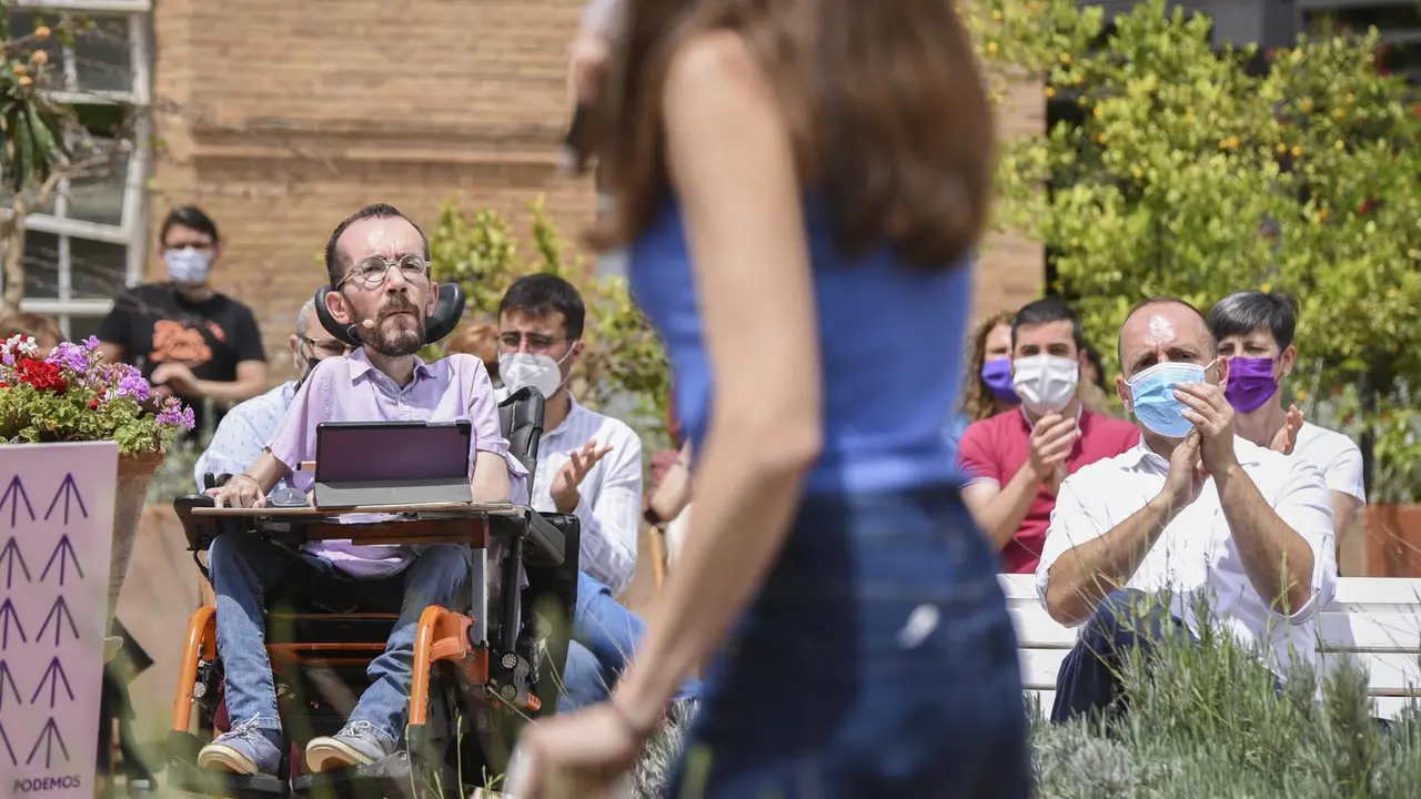 El portavoz de Podemos en el Congreos, Pablo Echenique (i), durante el acto de presentaci&oacute;n de la candidatura de la ministra de Derechos Sociales y Agenda 2030, Ione Belarra (d), para la Secretar&iacute;a General de Podemos, a 22 de mayo de 2021, en Valencia, Co
