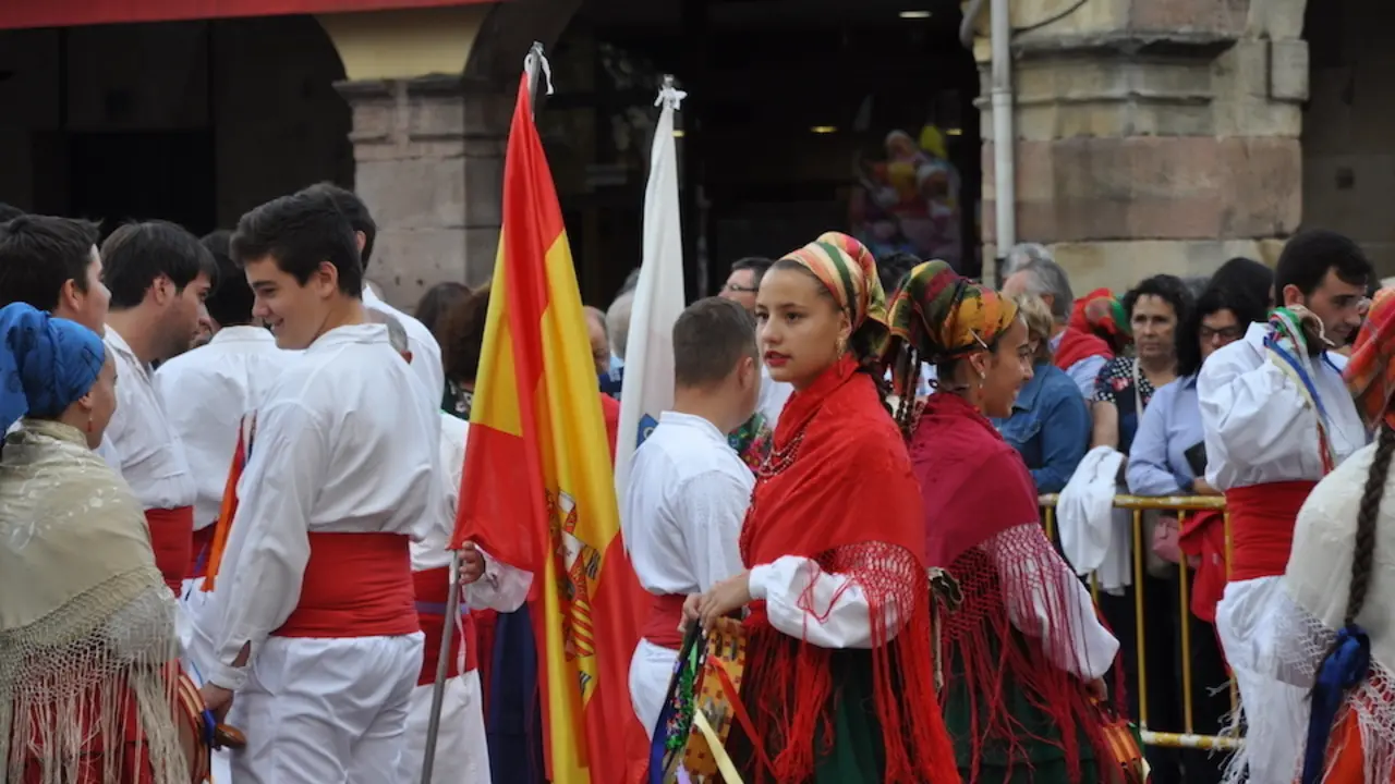 Varias personas el dia de la Virgen Grande de Torrelavega en una foto del 2019. / S. D&iacute;az