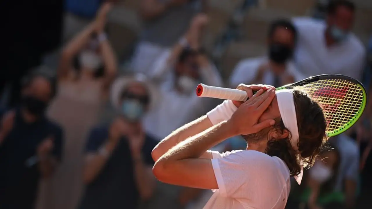 El griego Stefanos Tsitsipas celebra su victoria ante el alem&aacute;n Alexander Zverev durante su partido de semifinales del Abierto de Francia de tenis en Roland Garros, en Par&iacute;s, Francia, el 11 de junio de 2021. (Tenis, Abierto, Francia, Alemania, Grecia) EFE/EPA/CAROLINE BLUMBERG