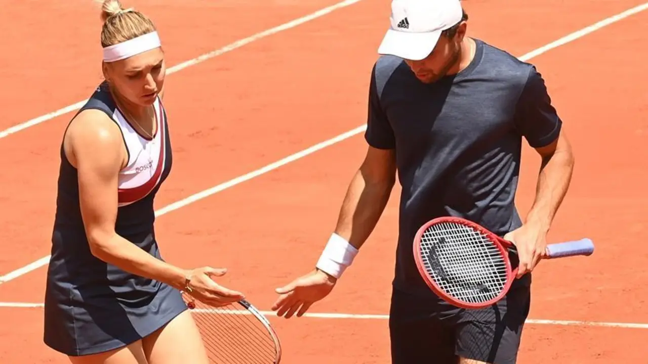 Elena Vesnina (L) of Russia and Aslan Karatsev of Russia react during their mixed doubles final against Desirae Krawczyk of USA and Joe Salisbury of Britain at the French Open tennis tournament at Roland Garros in Paris, France, 10 June 2021. (Tenis, Abierto, Abierto, Francia, Rusia, Reino Unido, Estados Unidos) EFE/EPA/CAROLINE BLUMBERG