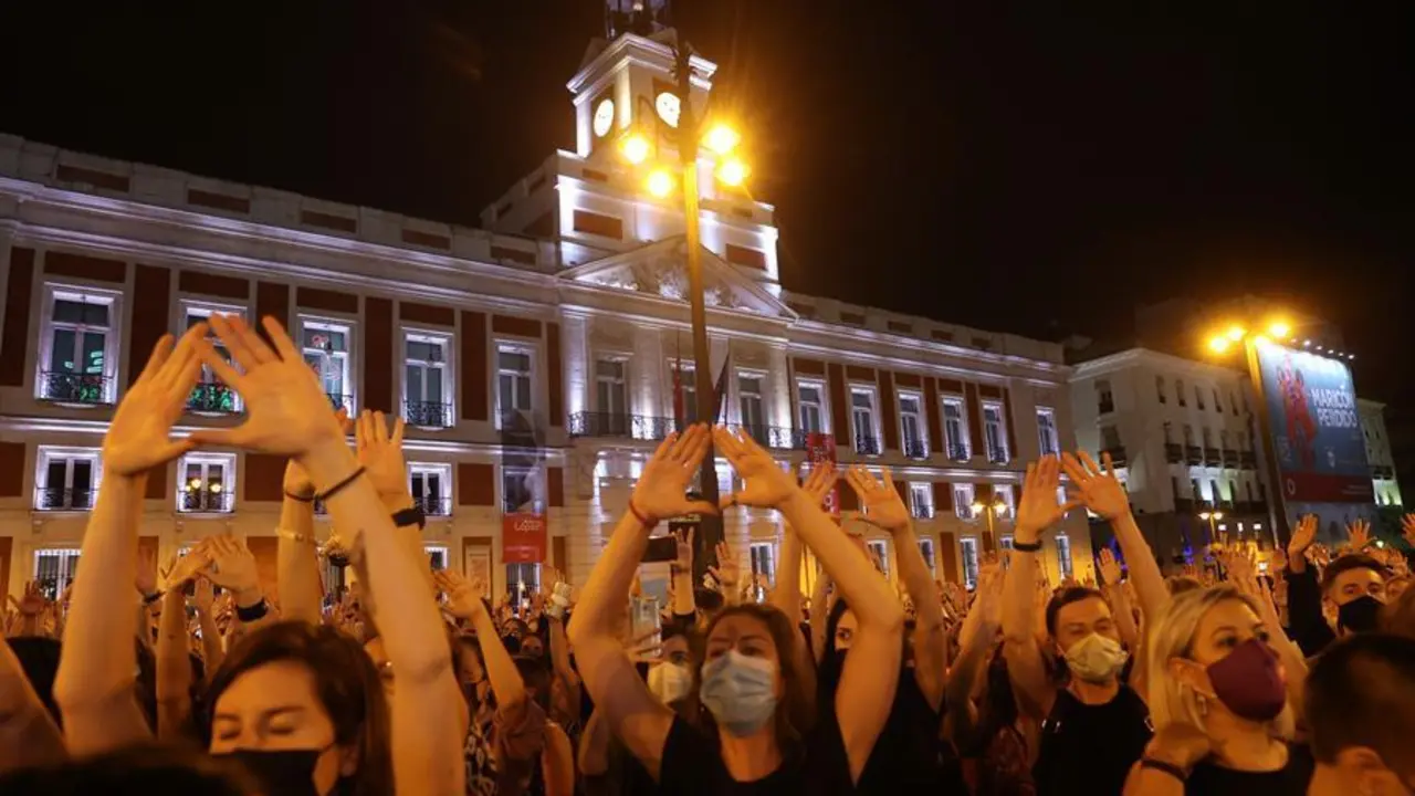 Decenas de personas se concentran hoy viernes en la madrile&ntilde;a Puerta del Sol para condenar los &uacute;ltimos casos de violencia machista. EFE/Juanjo Mart&iacute;n