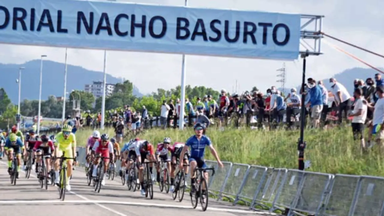 Santiago Mesa, a la derecha, cruzando la l&iacute;nea de meta como vencedor. / Castillo