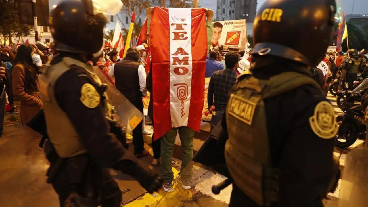 Seguidores del candidato presidencial Pedro Castillo protestan hoy, frente al Jurado Nacional de Elecciones (JNE), en Lima (Per&uacute;). El partido de Castillo se refiri&oacute; a la decisi&oacute;n del Jurado Nacional de Elecciones (JNE) de ampliar el plazo en que se pueden presentar pedidos para anular actas de sufragio de los comicios presidenciales celebrados el pasado domingo en Per&uacute;, seg&uacute;n informaron medios locales. En un mensaje en Twitter, Castillo se refiri&oacute; a esta decisi&oacute;n con un escueto mensaje, donde denunci&oacute; un posible ataque "al orden electoral". EFE/ Paolo Aguilar