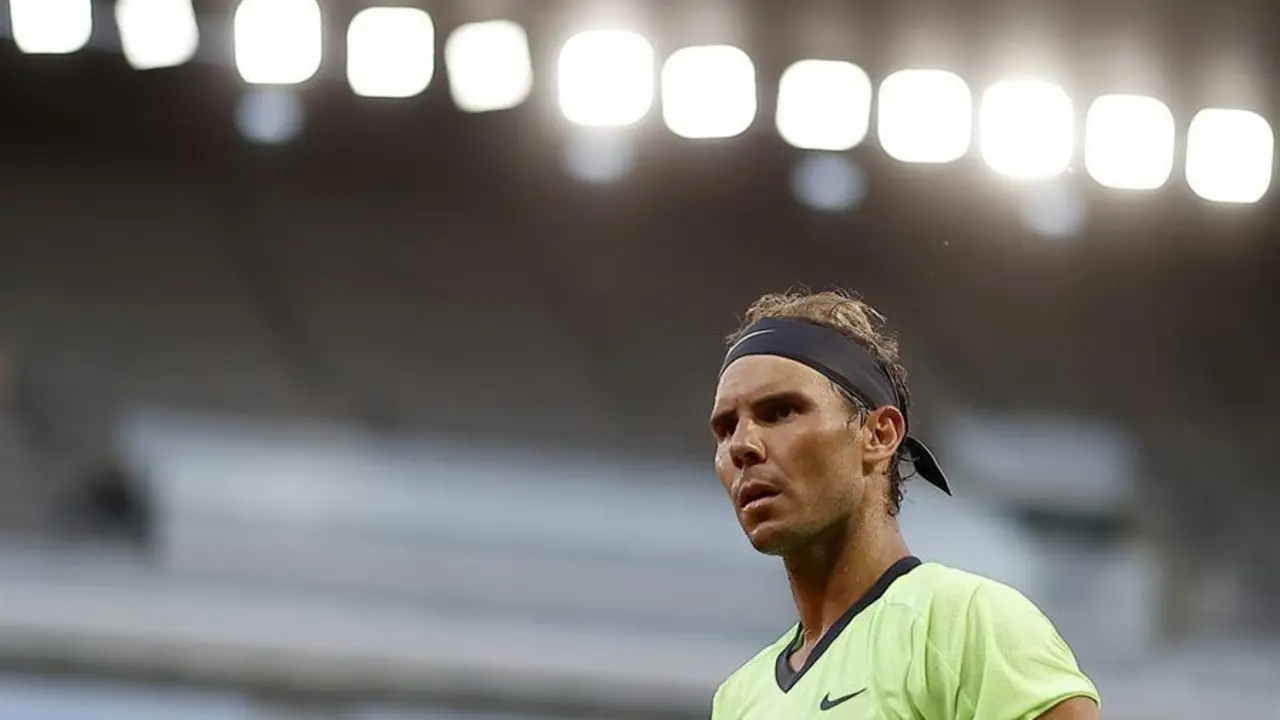 El espa&ntilde;ol Rafael Nadal en acci&oacute;n contra el serbio Novak Djokovic durante su partido de semifinales del Abierto de Francia de tenis en Roland Garros en Par&iacute;s, Francia, el 11 de junio de 2021. (Tenis, Abierto, Francia, Espa&ntilde;a) EFE/EPA/IAN LANGSDON