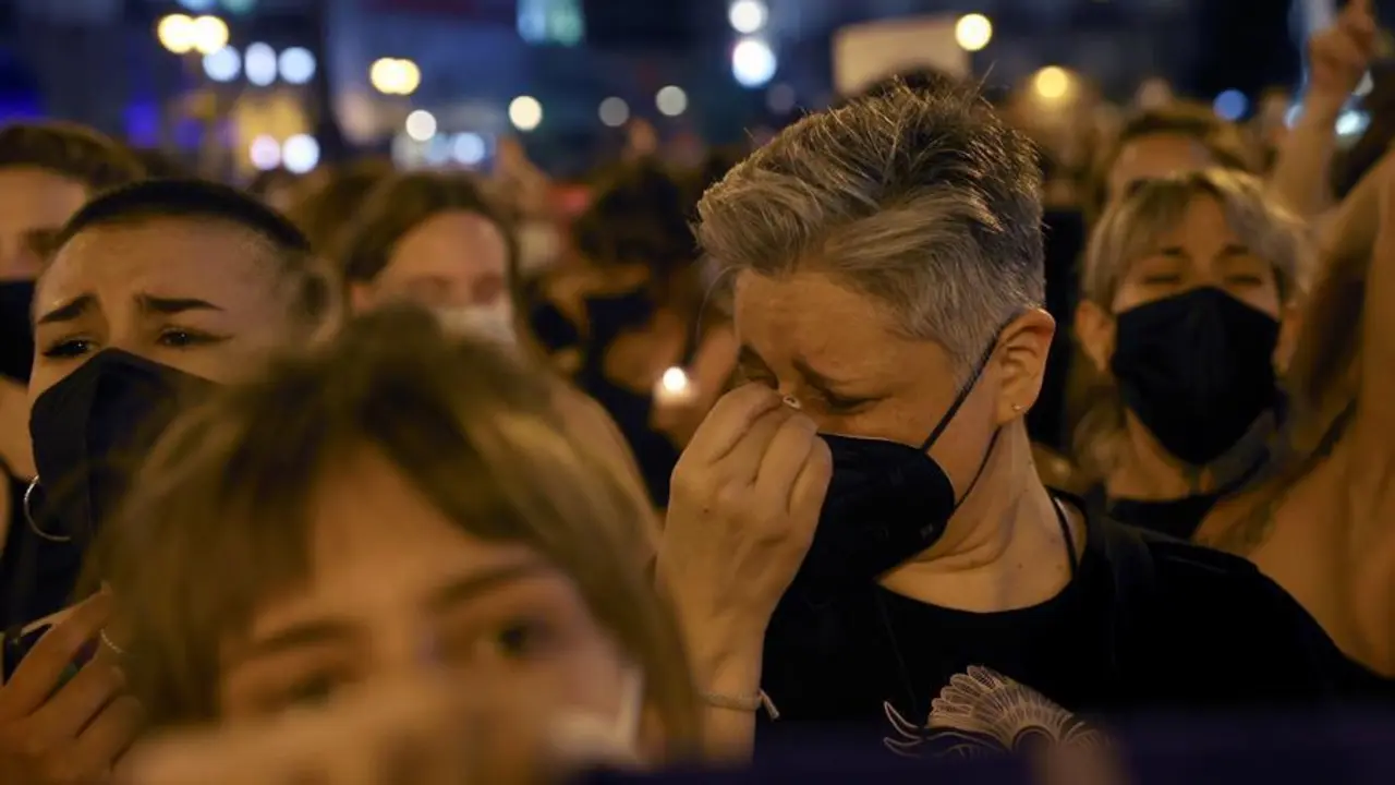 Decenas de personas se concentran hoy viernes en la madrile&ntilde;a Puerta del Sol para condenar los &uacute;ltimos casos de violencia machista. EFE/Juanjo Mart&iacute;n