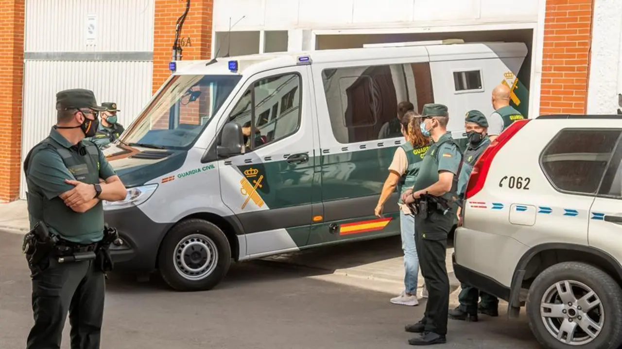 El detenido por el asesinato de Roc&iacute;o Ca&iacute;z en Estepa (Sevilla), sale de su domicilio en un furg&oacute;n de la Guardia Civil tras la reconstrucci&oacute;n de los hechos. La Guardia Civil ha concluido tras cinco horas la reconstrucci&oacute;n de la muerte de Roc&iacute;o Ca&iacute;z, la joven de 17 a&ntilde;os presuntamente asesinada por su exnovio en Estepa (Sevilla), para lo que ha estado en la vivienda del joven desde las 13.00 horas, realizando un minucioso registro adem&aacute;s de reconstruir el crimen. EFE/ Ra&uacute;l Caro
