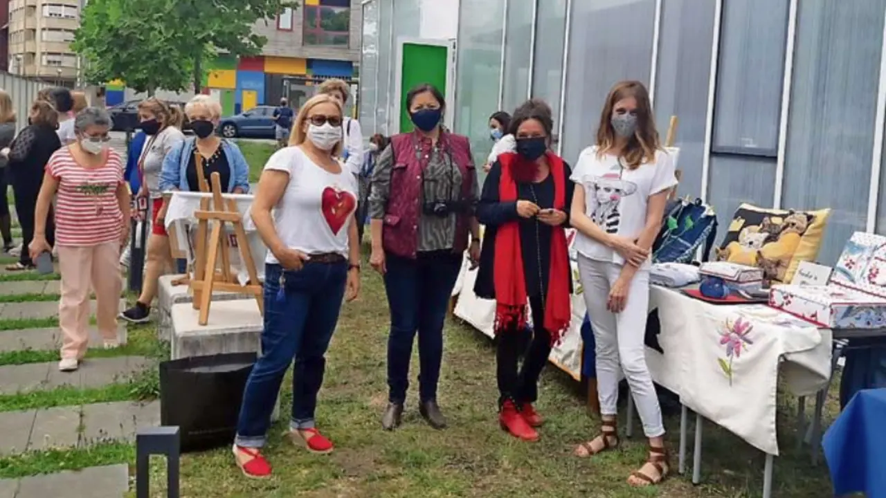 Autoridades y participantes en los talleres art&iacute;sticos en la presentaci&oacute;n de la exposici&oacute;n. / alerta
