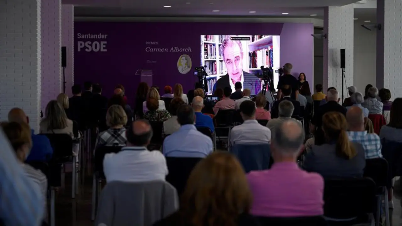 El expresidente del Gobierno Jos&eacute; Luis Rodr&iacute;guez Zapatero durante su intervenci&oacute;n por videoconferencia este viernes en la entrega de los premios Carmen Alborch de defensa de la igualdad, que convoca el PSOE de Santander, hoy viernes en la capital c&aacute;ntabra. EFE/Pedro Puente Hoyos
