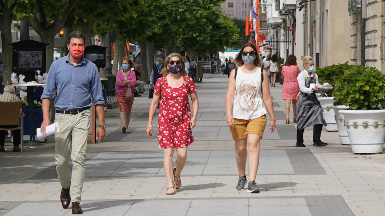 Varias personas con mascarilla transitan por el centro de Santander. / Hardy