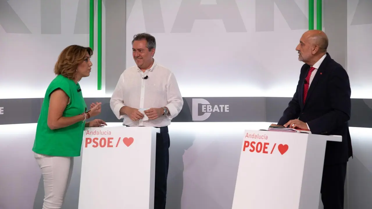 Susana D&iacute;az (i), Juan Espadas (c) y Luis &Aacute;ngel Hierro (d) posan antes del debate entre los tres candidatos de las primarias del PSOE-A a 08 de junio del 2021 en Sevilla, Andaluc&iacute;a (Foto de archivo).