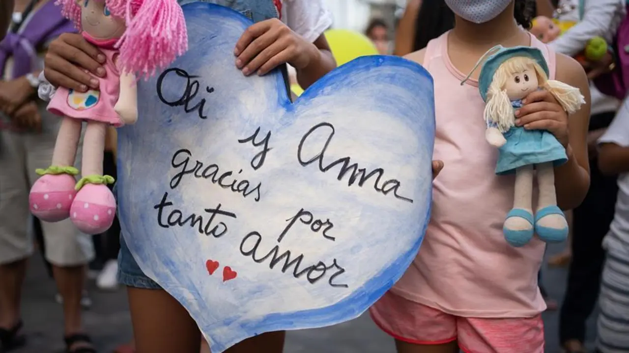 Un millar de personas se concentraron este viernes en la plaza de La Candelaria de Santa Cruz de Tenerife como repulsa por la muerte de la ni&ntilde;a Olivia, de seis a&ntilde;os, que junto a su hermana Anna de 1 a&ntilde;o fue presuntamente secuestrada por su padre.EFE/Ram&oacute;n de la Rocha