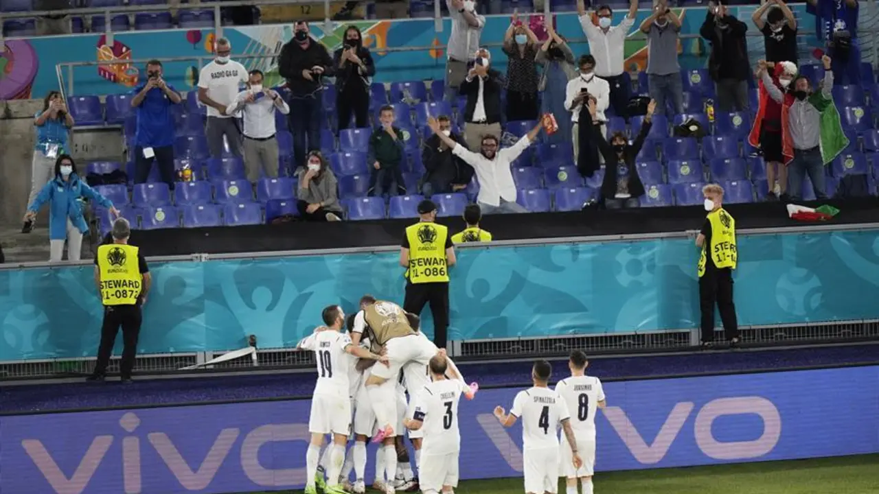 Jugadores de Italia celebran tras marcar su segundo gol durante el partido de f&uacute;tbol de la ronda preliminar del grupo A de la Eurocopa 2020 entre Turqu&iacute;a e Italia en el Estadio Ol&iacute;mpico de Roma, Italia, el 11 de junio de 2021. (Italia, Turqu&iacute;a, Roma) EFE/EPA/Andrew Medichini / POOL (RESTRICCIONES: S&oacute;lo para fines informativos editoriales. Las im&aacute;genes deben aparecer como im&aacute;genes fijas y no deben emular las secuencias de v&iacute;deo de la acci&oacute;n del partido. Las fotograf&iacute;as que se publiquen en las publicaciones en l&iacute;nea deber&aacute;n tener un intervalo de al menos 20 segundos entre la publicaci&oacute;n).