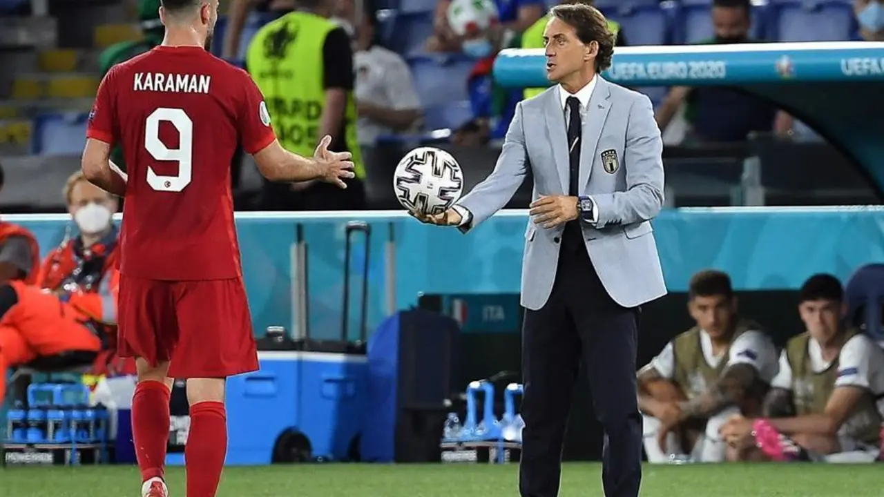 El seleccionador de Italia, Roberto Mancini (d), y Kenan Karaman (i), de Turqu&iacute;a, reaccionan durante el partido de f&uacute;tbol de la ronda preliminar del grupo A de la Eurocopa 2020 entre Turqu&iacute;a e Italia en el Estadio Ol&iacute;mpico de Roma, Italia, el 11 de junio de 2021. (Italia, Turqu&iacute;a, Roma) EFE/EPA/Ettore Ferrari / POOL