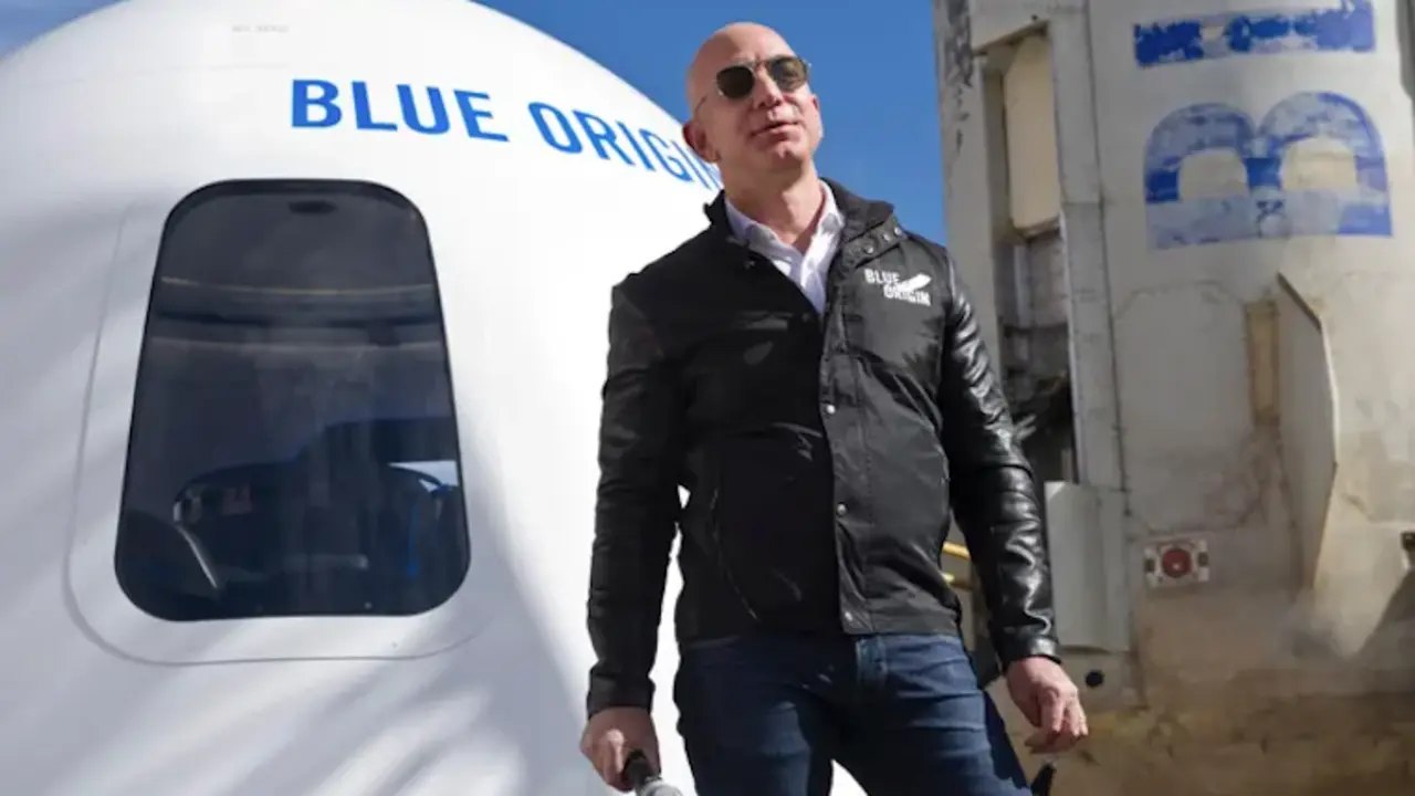 Jess Bezos en 2017, con su cohete Blue Origin. El s&aacute;bado se anunciar&aacute; el ganador de una subasta por un asiento para acompa&ntilde;ar a Bezos y a su hermano Mark en su gran aventura espacial. Fotograf&iacute;a: Chuck Bigger/Alamy