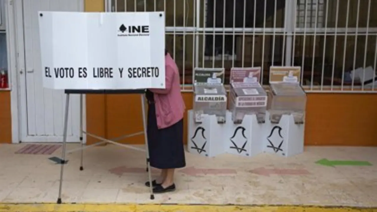 Centro de votaci&oacute;n en Ciudad de M&eacute;xico durante las &uacute;ltimas elecciones federales - ANTONIO NAVA / ZUMA PRESS / CONTACTOPHOTO