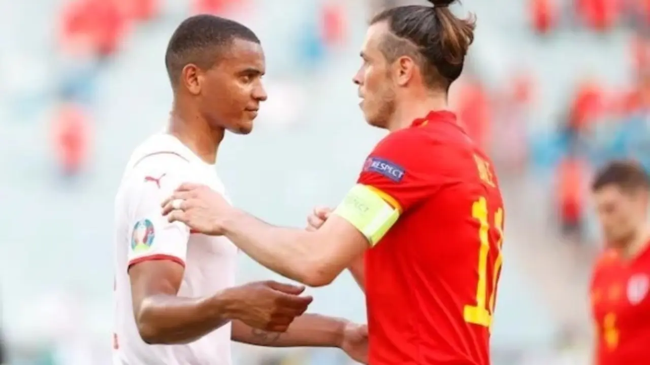 Manuel Akanji y Gareth Bale en el Gales-Suiza