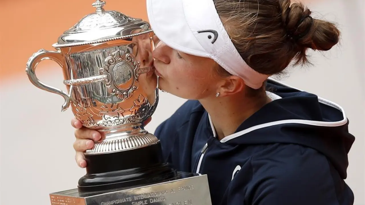 Barbora Krejcikova, de la Rep&uacute;blica Checa, celebra con su trofeo tras ganar a Anastasia Pavlyuchenkova, de Rusia, durante su partido de la final femenina del torneo de tenis del Abierto de Francia en Roland Garros, en Par&iacute;s, Francia, el 12 de junio de 2021. (Tenis, Abierto, Abierto, Rep&uacute;blica Checa, Francia, Rusia) EFE/EPA/YOAN VALAT