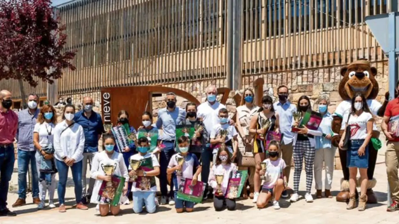 Autoridades, organizadores y galardonados en el concurso. / ALERTA