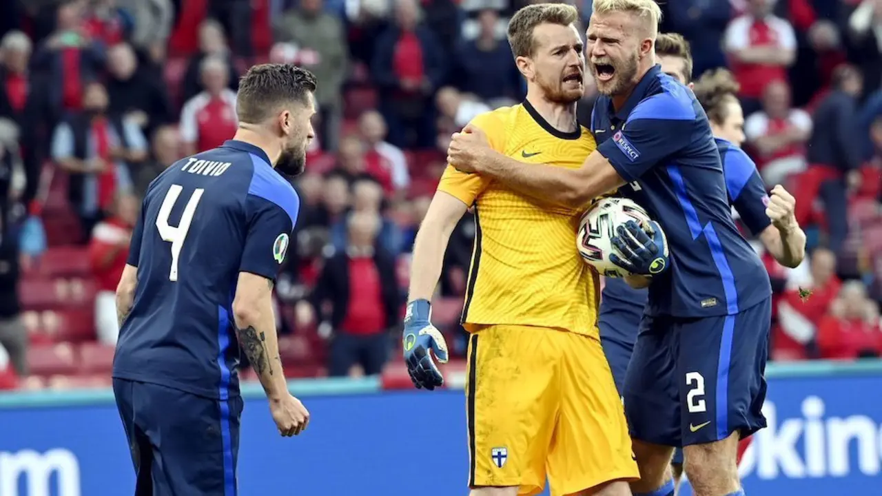 El portero finland&eacute;s Lukas Hradecky celebra el bloqueo de un penalti durante el partido de f&uacute;tbol del grupo B de la Eurocopa 2020 entre Finlandia y Dinamarca en el estadio Parken. Foto: Markku Ulander/Lehtikuva/dpa
