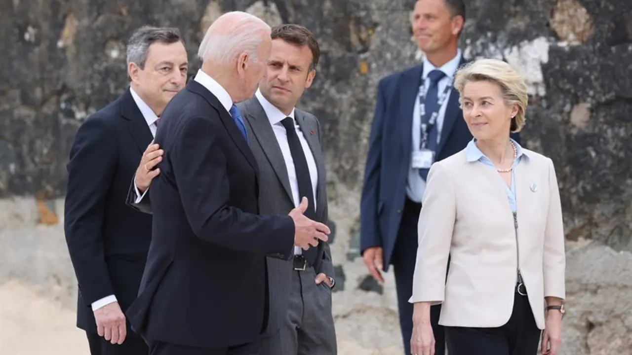 Emmanuel Macron, presidente de Francia, segundo a la derecha, camina del brazo con el presidente de Estados Unidos, Joe Biden, segundo a la izquierda, junto con Mario Draghi, primer ministro de Italia, a la izquierda, y Ursula von der Leyen, presidenta de la Comisi&oacute;n Europea, en el primer d&iacute;a de la cumbre de l&iacute;deres del Grupo de los Siete (G7) en Carbis Bay, Cornualles, Gran Breta&ntilde;a, 11 de junio de 2021. Gran Breta&ntilde;a acoge la cumbre del G7 en Cornualles del 11 al 13 de junio de 2021. (Francia, Italia, Reino Unido) EFE/EPA/HOLLIE ADAMS/POOL