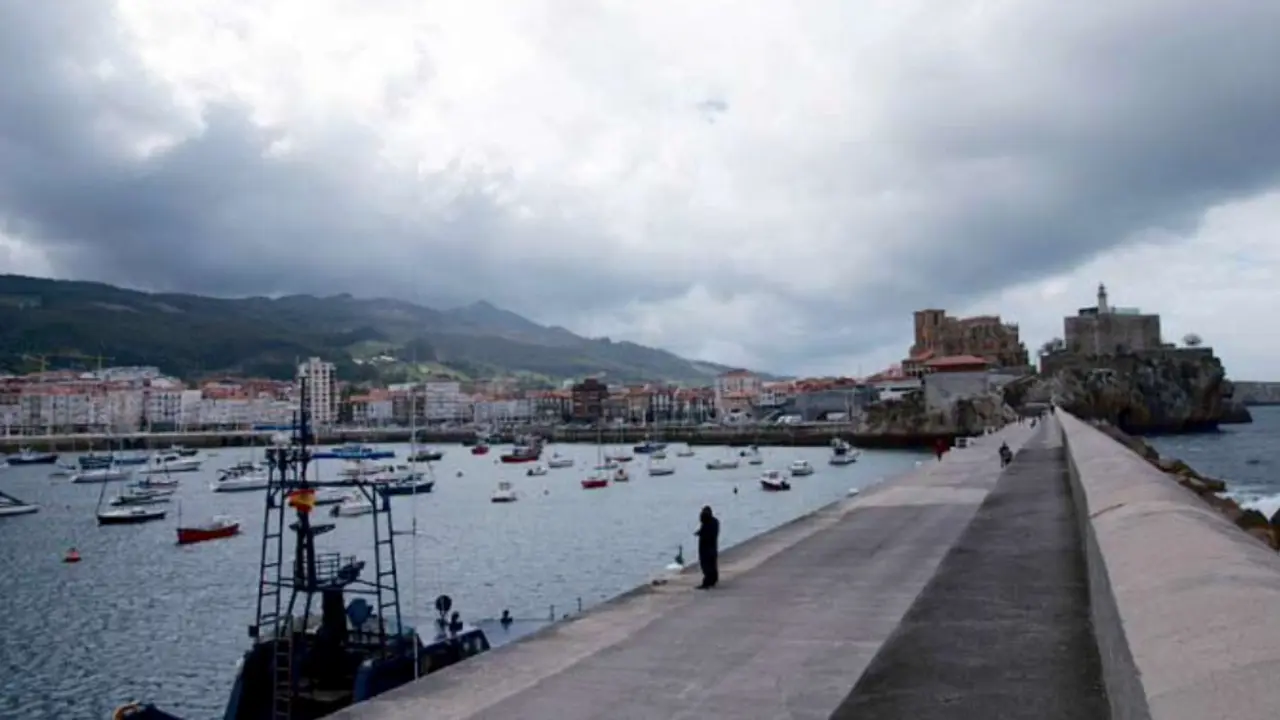 Vista del rompeolas de Castro Urdiales.