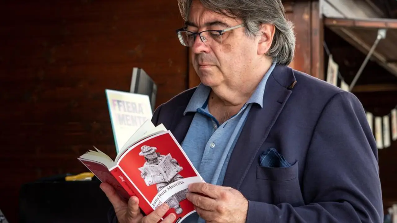 El escritor Jes&uacute;s Ruiz Mantilla durante la entrevista concedida a Efe con motivo de la publicaci&oacute;n de su &uacute;ltima novela "Papel", este s&aacute;bado en la Feria del Libro de Santander. EFE/Rom&aacute;n G. Aguilera