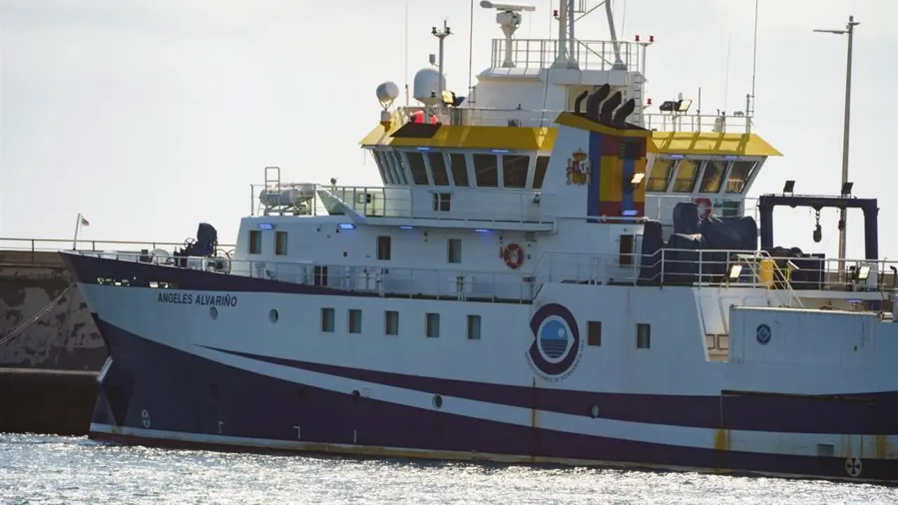 El buque oceanogr&aacute;fico &Aacute;ngeles Alvari&ntilde;o regresa al Puerto de Santa Cruz de Tenerife por cuestiones t&eacute;cnicas este s&aacute;bado. El buque contin&uacute;a la b&uacute;squeda de la peque&ntilde;a Anna y de su padre Tom&aacute;s G., tras encontrar en la tarde del jueves el cad&aacute;ver de su hermana Olivia de 6 a&ntilde;os a 1.000 metros de profundidad. EFE/Ram&oacute;n de la Rocha