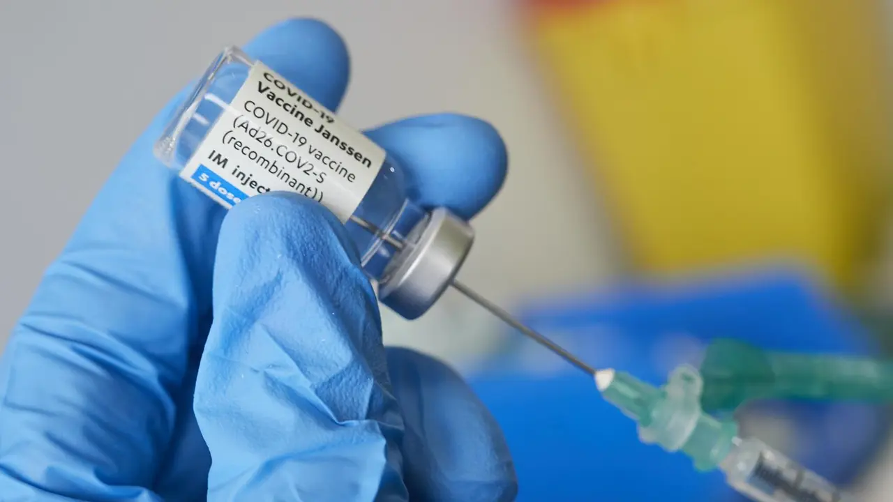 Archivo - Una profesional sanitaria sostiene un vial con la vacuna de Janssen
