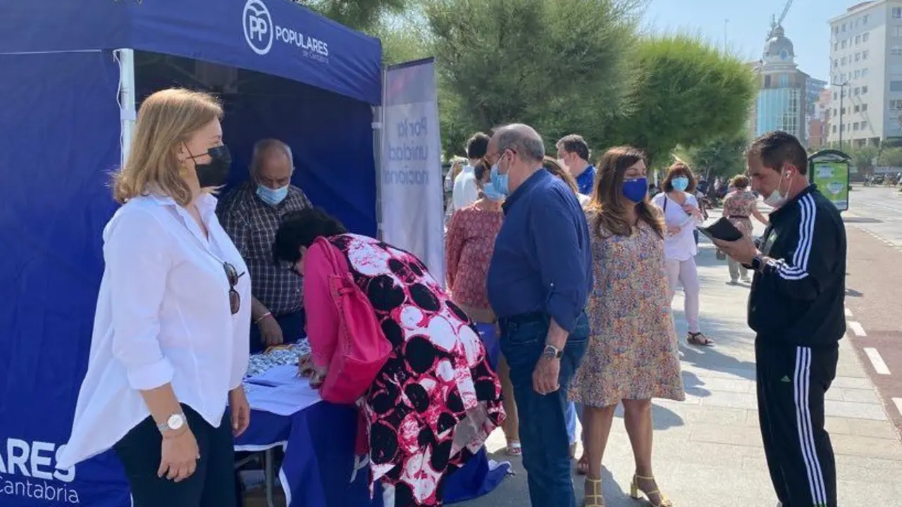 La l&iacute;der del PP c&aacute;ntabro, Mar&iacute;a Jos&eacute; S&aacute;enz de Buruaga y sus compa&ntilde;eros de partido durante la recogida de firmas contra los indultos. / ALERTA