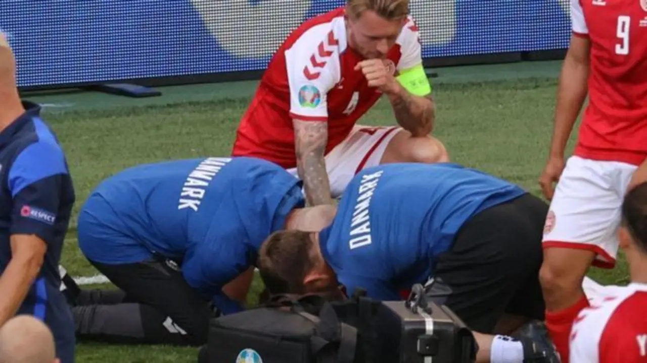 El mediocampista dan&eacute;s Christian Eriksen fue atendido en segundos tras desplomarse en el campo.