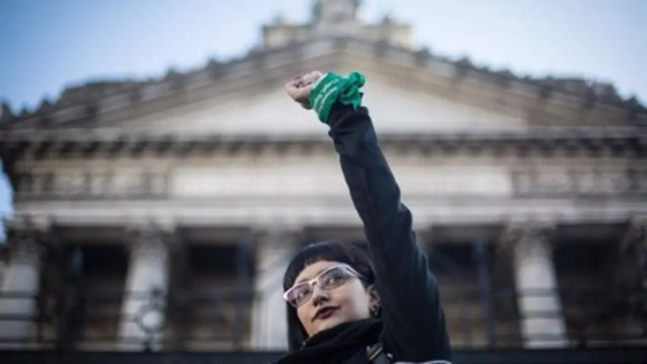 Manifestante frente al Congreso Argentina en una marcha a favor de la despenalizaci&oacute;n del aborto - Nicolas Villalobos/dpa - Archivo