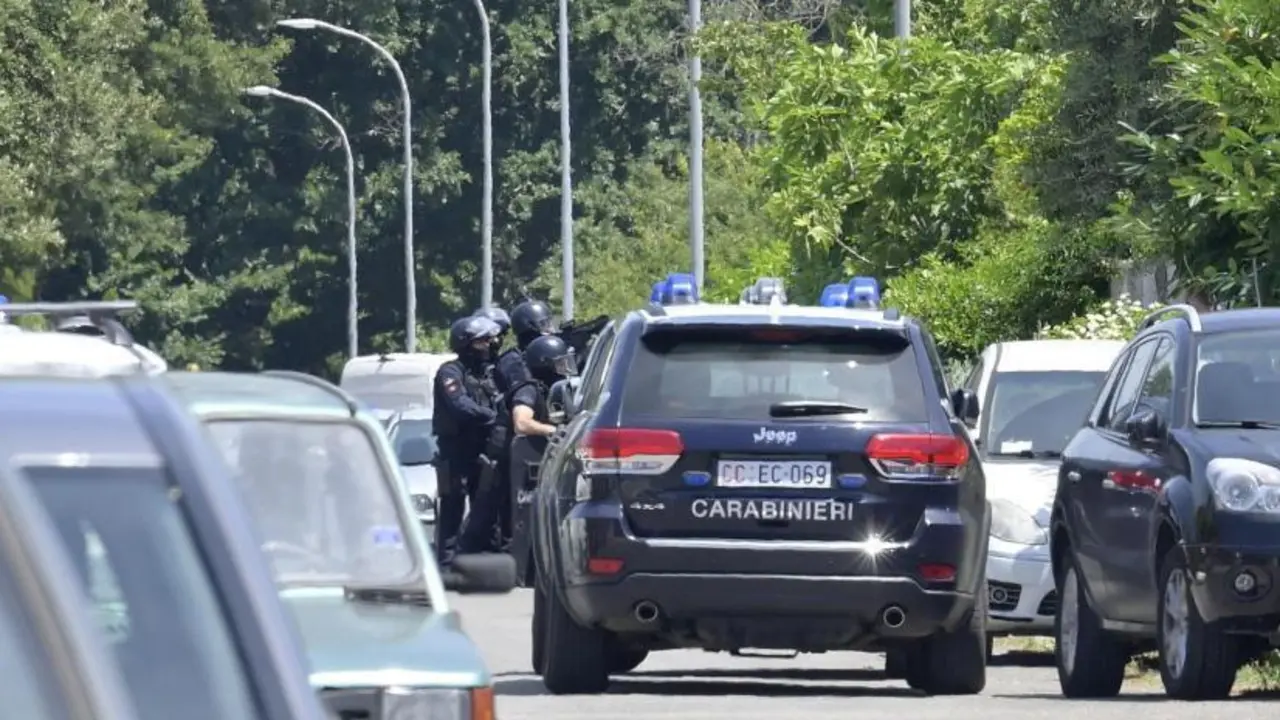 Carabineros de las fuerzas especiales en el lugar donde se produjeron los asesinatos.  CLAUDIO PERI / EFE