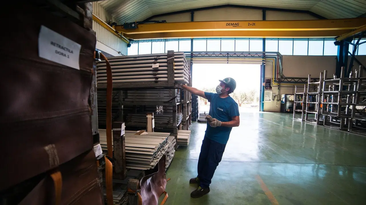 Archivo - Un trabajador durante su jornada laboral 
