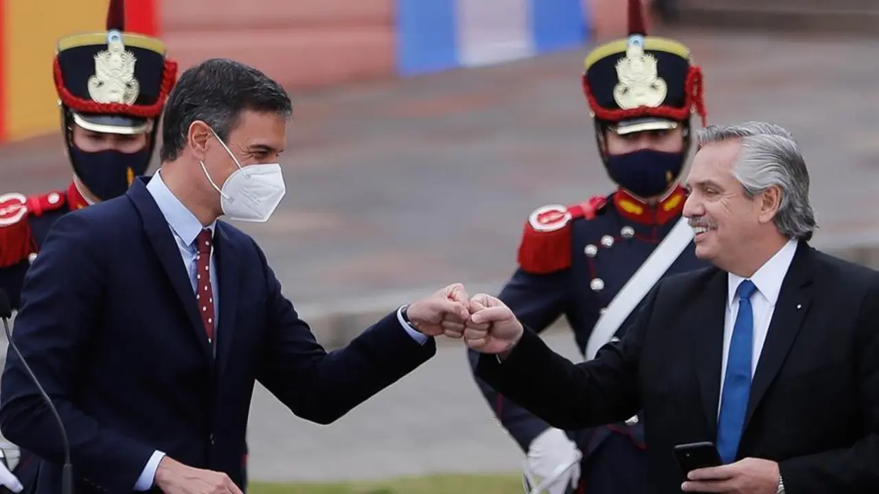 El jefe de Gobierno espa&ntilde;ol, Pedro S&aacute;nchez (i), participa en los actos protocolarios durante su encuentro con el presidente argentino, Alberto Fern&aacute;ndez (d), hoy mi&eacute;rcoles en la Casa Rosada en Buenos Aires (Argentina). El presidente de Argentina, Alberto Fern&aacute;ndez, recibi&oacute; este mi&eacute;rcoles en la Casa Rosada al jefe del Gobierno espa&ntilde;ol, Pedro S&aacute;nchez, primer mandatario que visita el pa&iacute;s desde el relevo al frente de la jefatura de Estado argentina. EFE/ Juan Ignacio Roncoroni