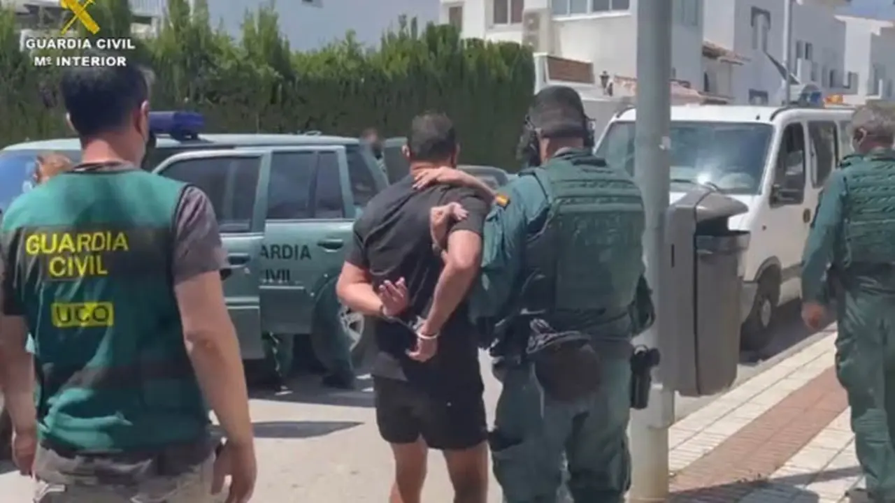 Su objetivo era Naoufal Fassih, uno de los l&iacute;deres del crimen organizado en Holanda, pero err&oacute; el tiro y mat&oacute; a un conocido DJ de ese pa&iacute;s. Cinco a&ntilde;os despu&eacute;s, los agentes de la Unidad Central Operativa (UCO) de la Guardia Civil le han detenido en San Pedro de Alc&aacute;ntara (M&aacute;laga) y un juez le ha enviado a prisi&oacute;n. Se trata de Noureddine H., un fugitivo que en octubre de 2016 quiso ajustar cuentas con Naoufal Fassih, alias Nofell, en una aparcamiento de &Aacute;msterdam, pero se equivoc&oacute; de hombre y tirote&oacute; al veh&iacute;culo del DJ de la capital holandesa Djordy Latumahina. EFE/Guardia Civil  *****SOLO USO EDITORIAL/SOLO DISPONIBLE PARA ILUSTRAR LA NOTICIA QUE ACOMPA&Ntilde;A (CR&Eacute;DITO OBLIGATORIO) *****