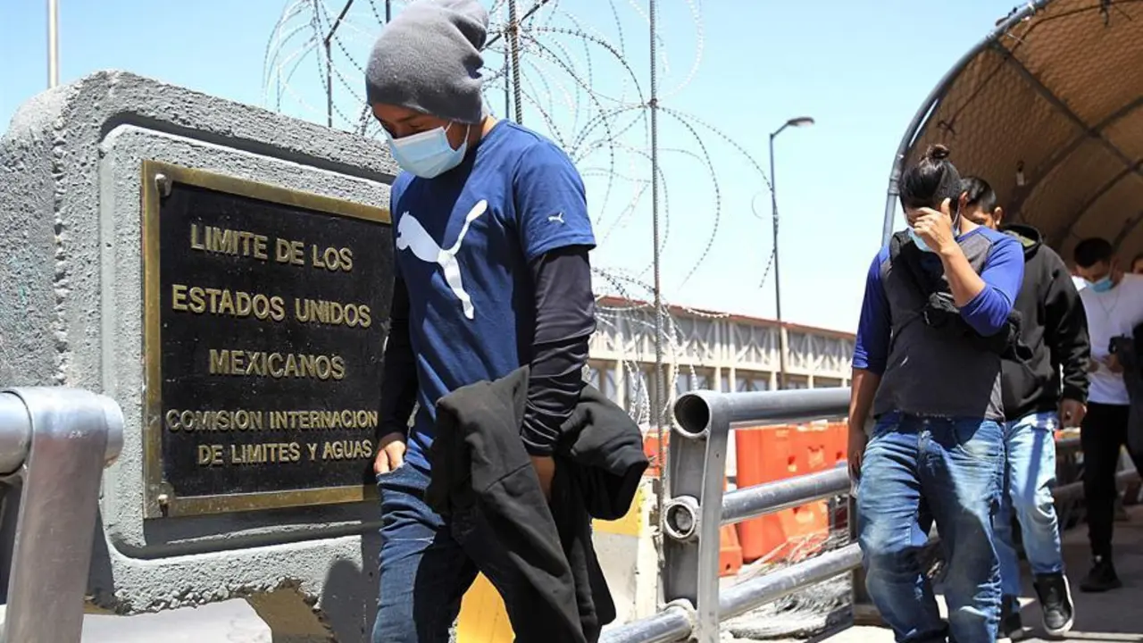 Migrantes centroamericanos son regresados a territorio mexicano por autoridades estadounidenses el 11 de junio de 2021, en el Puente Internacional Paso del Norte, en Ciudad Ju&aacute;rez, Chihuahua (M&eacute;xico). La presi&oacute;n migratoria en la frontera norte contin&uacute;a en urbes mexicanas como Ciudad Ju&aacute;rez y reflejan la incesante ola que vive la regi&oacute;n, que en mayo registr&oacute; un nuevo m&aacute;ximo de m&aacute;s de 180.000 indocumentados arrestados por Estados Unidos. EFE/ Luis Torres