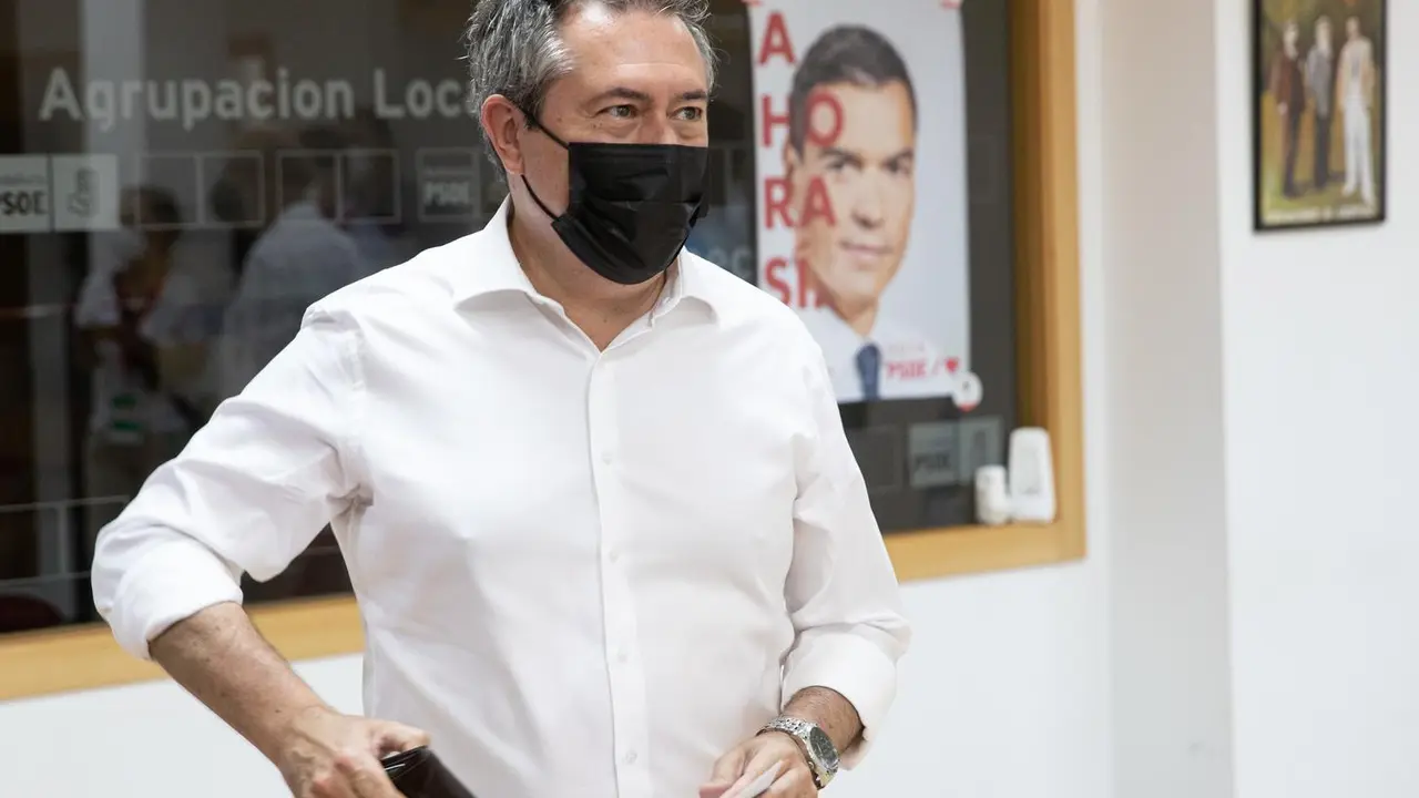 El alcalde de Sevilla, Juan Espadas, vota en las primarias del PSOE-A en las que aspira a convertirse en el candidato del partido a la Presidencia de la Junta en las pr&oacute;ximas elecciones auton&oacute;micas, a 13 de junio de 2021, en Sevilla (Andaluc&iacute;a, Espa&ntilde;a).