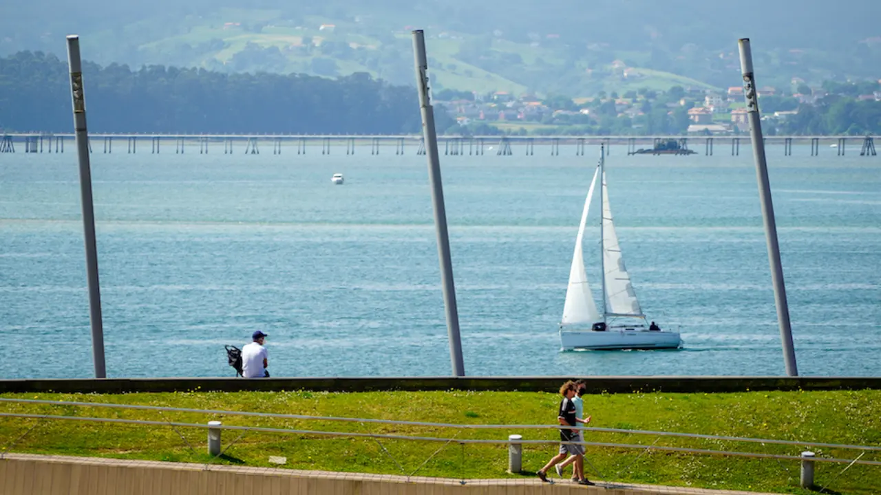 Varias personas por los aleda&ntilde;os del paseo Mar&iacute;timo en Santander. / HARDY