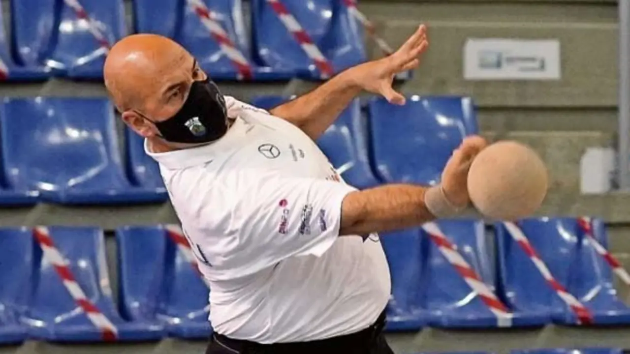 Jes&uacute;s Salm&oacute;n, en el tiro de la Mateo Grijuela, durante uno de los partidos de esta temporada. / Hardy