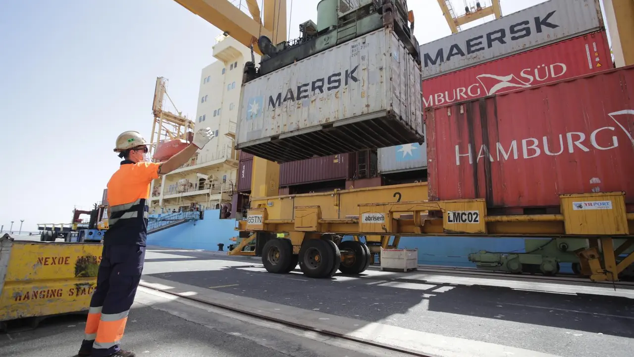 Archivo - Operaciones de estiba durante la escala t&eacute;cnica  de contenedores Nexo Maersk.