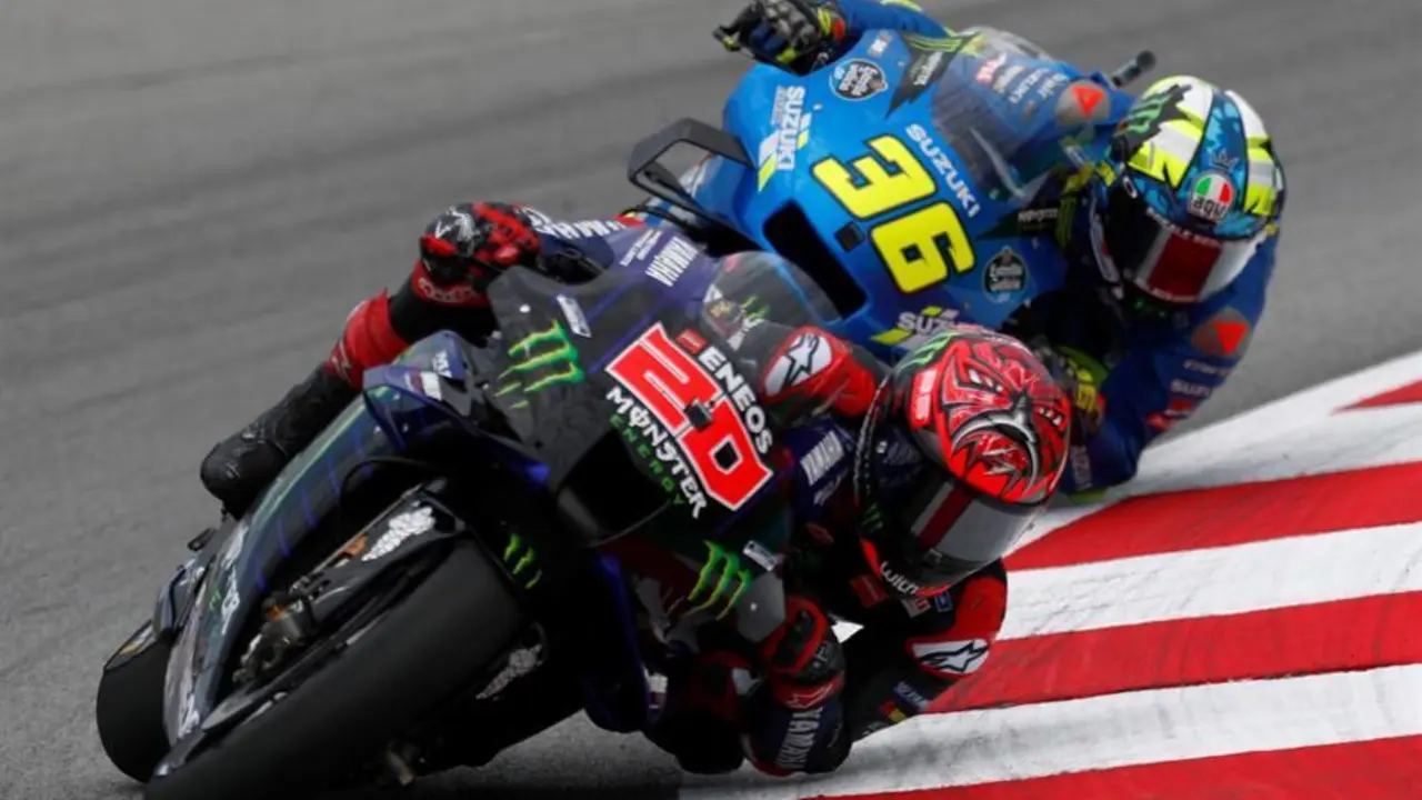 El piloto franc&eacute;s de Moto GP, Fabio Quartararo del equipo MONSTER ENERGY YAMAHA MotoGP seguido del espa&ntilde;ol Joan Mir del equipo TEAM SUZUKI ECSTAR durante la carrera de MotoGP del Gran Premio de Catalu&ntilde;a que se disputa este domingo en el circuito de Barcelona- Catalu&ntilde;a de Montmel&oacute;. EFE/Alejandro Garc&iacute;a